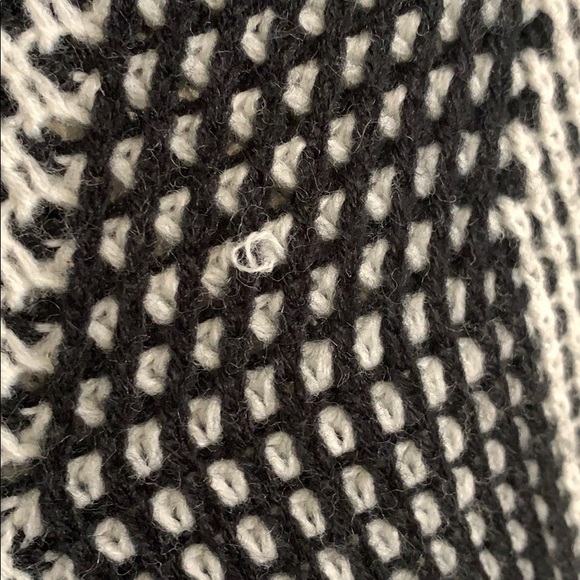 Elegant and Never Worn - Calvin Klein Black and White Argyle Poncho - Picture 5 of 6